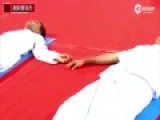 实拍印度铁道部长做瑜伽时睡着 被志愿者叫醒