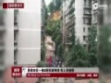 现场：贵阳市区一栋9层民居垮塌 有人员被困