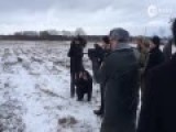 实拍乌克兰总统波罗申科持冲锋枪射击