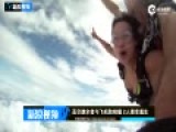 实拍泰国高空惊险一幕：两跳伞者与飞机险相撞