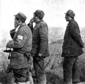 青化砭战役的前沿阵地指挥员彭德怀(左二,习仲勋(左三)1947年3月25日