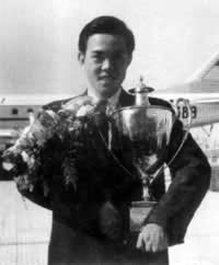 1959年4月5日,容国团在世乒赛夺得男子单打冠