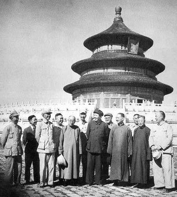 毛泽东邀请部分国民党起义将领游览天坛