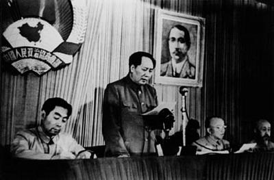 毛泽东庄重又自豪地宣读开幕词，坐在他旁边的周恩来则握笔而书，从容的神态中还带有一丝微笑，似是对他的讲话领会于心。右一沈雁冰，右二李济深（1949年9月）