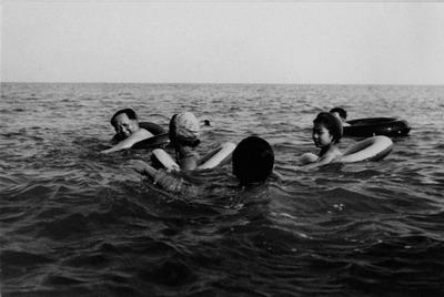 1954年毛泽东和孩子们在风浪很大的北戴河里游泳