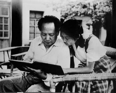 1949年在香山，毛泽东和女儿李敏在看相片册