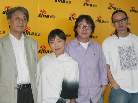 左起:学术主持高名潞(美国匹兹堡大学艺术系教授)、参展艺术家冰逸(纽约州立大学艺术系副教授)、参展艺术家徐冰(央美副院长)、策展人胡赳赳(新周刊主笔)