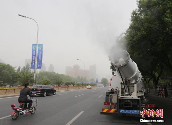 资料图 北京除尘喷雾车在市区道路作业。<a target='_blank' href=