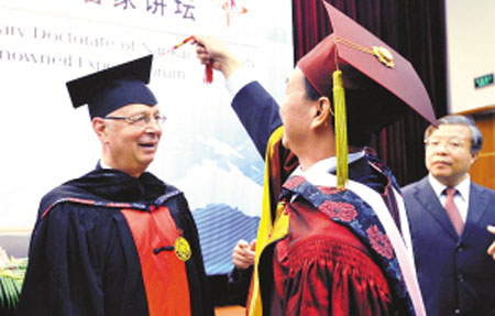 达沃斯创始人访问天津 受聘南开大学名誉博士