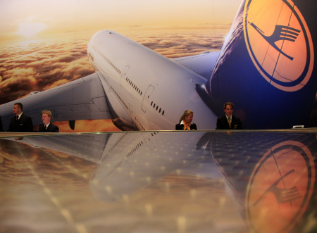 汉莎航空招聘_高清晰蓝天白云下的德国汉莎航空飞机壁纸(2)