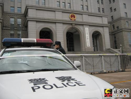 今天上午，备受关注的黄光裕案将在北京市第二中级法院进行一审宣判。上午8时左右，记者看到，北京市第二中级法院门口已经开始提高警备，北门与西门的街道已经开始管制。8时20分，警察在法院北门和西门拉起警戒线，开始再次巡视。据悉，北京市公安局的一位相关负责人也亲临现场指挥。 正义网见习记者高鑫/摄影报道
