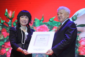 中国交通运输协会会长钱永昌接受慈善奖牌