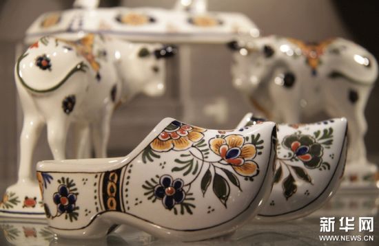 用代尔夫特蓝陶工艺制成的具荷兰特色的木鞋和奶牛陶器