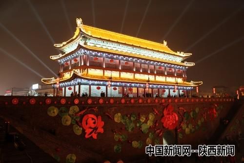 1月26日晚,“西安大庙会•城墙上元灯会暨成都国际熊猫灯会”在西安点亮。金鑫 摄 1月26日晚,“西安大庙会•城墙上元灯会暨成都国际熊猫灯会”在西安点亮。金鑫 摄