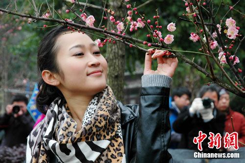 广西桂林首届梅花节暨“穿山杯”摄影大赛启动仪式15日在美丽的穿山景区举行,近两百名摄影师和摄影爱好者聚焦穿山,探花赏景、进行摄影创作。中新网发 唐梦宪 摄 广西桂林首届梅花节暨“穿山杯”摄影大赛启动仪式15日在美丽的穿山景区举行,近两百名摄影师和摄影爱好者聚焦穿山,探花赏景、进行摄影创作。中新网发 唐梦宪 摄