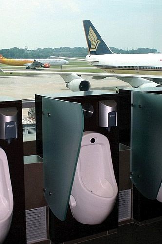 新加坡樟宜机场的T3航站楼旁,在如厕的时候你可以看着空客A380 新加坡樟宜机场的T3航站楼旁,在如厕的时候你可以看着空客A380