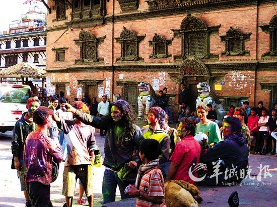 洒红节期间人们互相往脸上、头上、身上泼洒彩色的粉末或彩色的水以表祝福,这是五彩缤纷和狂欢的日子,举国欢乐。 洒红节期间人们互相往脸上、头上、身上泼洒彩色的粉末或彩色的水以表祝福,这是五彩缤纷和狂欢的日子,举国欢乐。