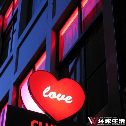 碍于尺度,你只得从招牌和灯光来感受阿姆斯特丹红透的夜了 碍于尺度,你只得从招牌和灯光来感受阿姆斯特丹红透的夜了