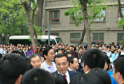 李克强副总理在学生中间 李克强副总理在学生中间