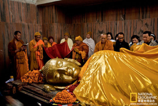 金色卧佛安详地躺在拘尸那罗的大涅槃寺中已逾千年。这里是佛陀进入般涅槃之地,信徒们来此,除去怀缅先师,也为了体悟非生非死、不住不灭的境界。 金色卧佛安详地躺在拘尸那罗的大涅槃寺中已逾千年。这里是佛陀进入般涅槃之地,信徒们来此,除去怀缅先师,也为了体悟非生非死、不住不灭的境界。