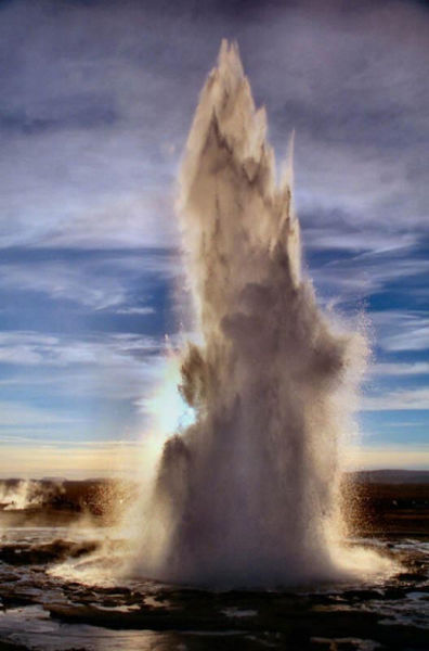 东南亚喷发的间歇泉Strokkur 东南亚喷发的间歇泉Strokkur
