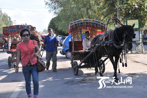 网络媒体新疆行记者在伊宁喀赞其感受民族风情