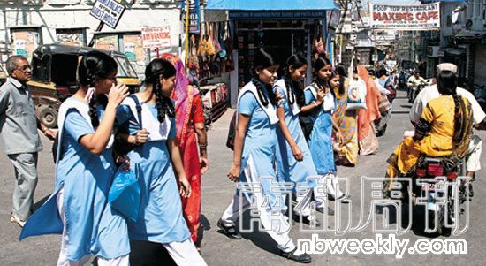 放学的女学生走在乌代浦尔的街头。 放学的女学生走在乌代浦尔的街头。