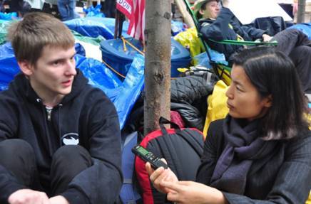 学生马歇尔(左)接受人民网记者贾彧采访。人民网记者李牧摄