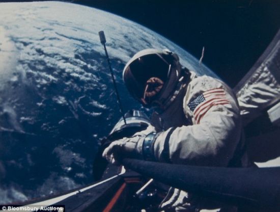 1966年11月,奥尔德林正在“双子座12号”飞船外忙碌着。这幅照片最后拍出500英镑(约合799美元) 1966年11月,奥尔德林正在“双子座12号”飞船外忙碌着。这幅照片最后拍出500英镑(约合799美元)