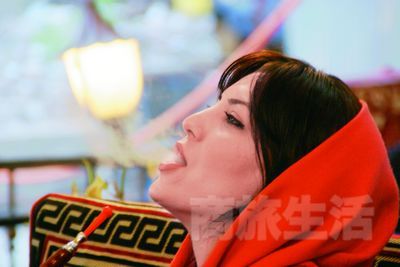 德黑兰后山,烟馆里抽水烟的女人。 德黑兰后山,烟馆里抽水烟的女人。