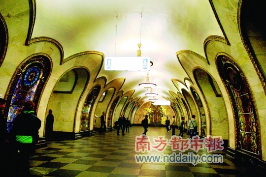 友谊商城站,带有魔幻小说般迷离色彩的站台,这里的每幅马赛克作品都有着独特的内容。 友谊商城站,带有魔幻小说般迷离色彩的站台,这里的每幅马赛克作品都有着独特的内容。
