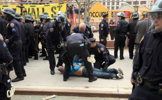 纽约法院支持宿营禁令 占领华尔街运动遇阻_美