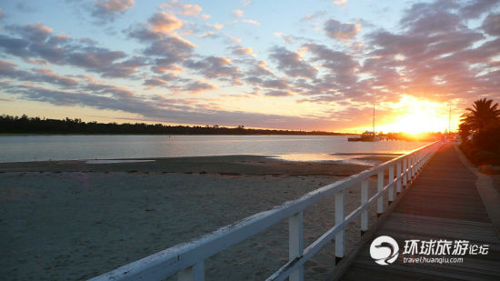 沐浴在夕阳中的澳大利亚荧光湖,湖岸小桥,光芒四射。 沐浴在夕阳中的澳大利亚荧光湖,湖岸小桥,光芒四射。