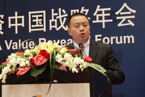 申银万国研究所总经理陈晓升主持会议