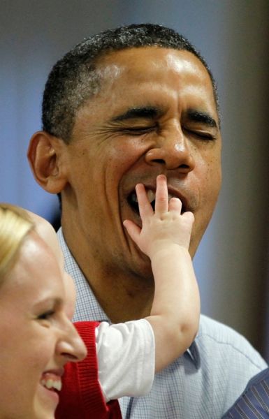 图为小库柏把奥巴马弄得哭笑不得的特写
