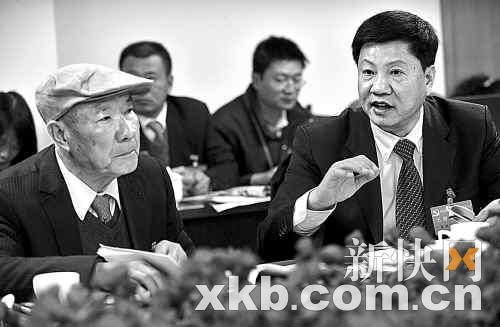 黎子流与陈建华在交谈。 黎子流与陈建华在交谈。