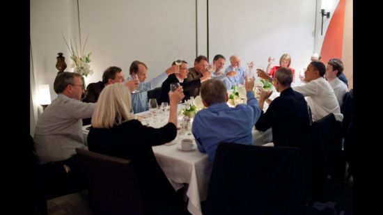 2011年2月17日：奥巴马总统在加利福尼亚州的伍德赛德与科技行业领袖共进晚餐时举杯相庆，与会者包括现已过世的史蒂夫-乔布斯(Steve Jobs)(奥巴马左侧)和Facebook创始人马克-扎克伯格(Mark Zuckerberg)(奥巴马右侧)等。