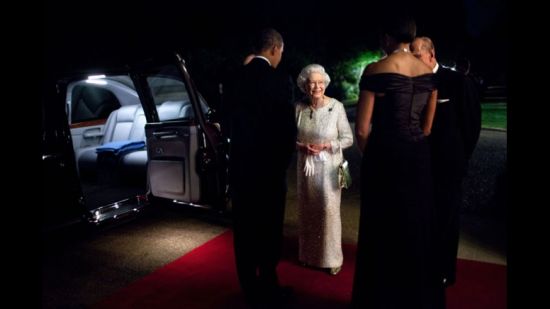 2011年5月25日：奥巴马总统和第一夫人向伊丽莎白女王二世、菲利普王子和爱丁堡公爵挥手作别，两人此前参加了向伊丽莎白女王二世致贺的晚宴，正要从温菲尔德公寓(美国驻英国大使的官邸)起行。