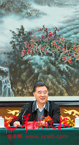 汪洋在湛江组的讨论会上与代表亲切交流 图片/羊城晚报记者陈文笔 汪洋在湛江组的讨论会上与代表亲切交流 图片/羊城晚报记者陈文笔
