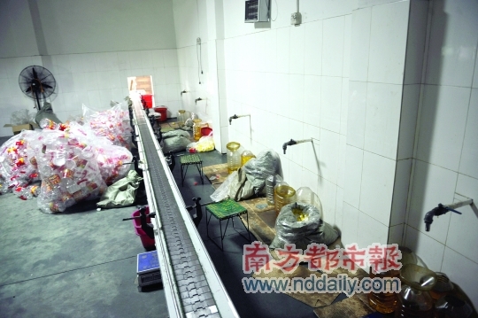 永隆食品厂的包装车间，环境脏乱不堪。