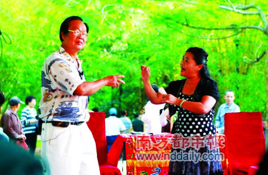 海口人民公园的琼剧表演 海口人民公园的琼剧表演