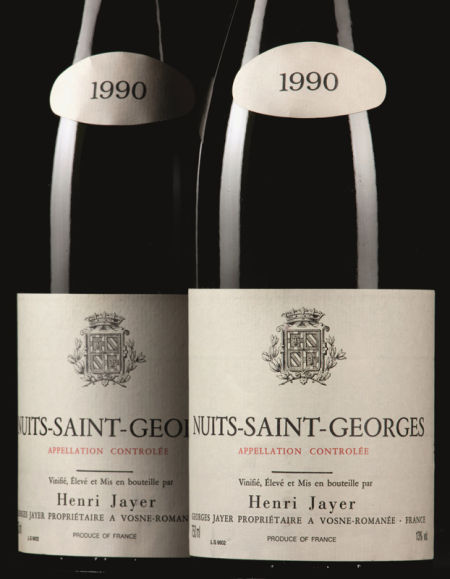 拍品编号4 Nuits-St.-Georges 1990年 12瓶 估价： 港币130,000 - 180,000 1990年份：正如亨瑞‧贾耶所言：「Premier Cru。六月的天气清凉且不稳定，造就悠长的开花期… 保证生长细小优质的葡萄，产量不多。」他续指：「儘管葡萄含糖量高，然而酸度显着。这次收成较1989年更『清爽』，因此更易酿製。」