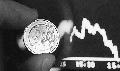图为2011年8月8日拍摄的一枚2欧元硬币出现在德国法兰克福股市DAX指数曲线图旁的照片。