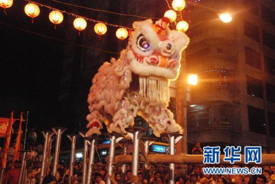 资料图:在缅甸仰光唐人街,参加舞狮比赛的选手正在表演。 新华社发(金飞摄) 缅甸仰光唐人街:充满华人的智慧与传奇 资料图:在缅甸仰光唐人街,参加舞狮比赛的选手正在表演。 新华社发(金飞摄) 缅甸仰光唐人街:充满华人的智慧与传奇