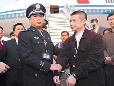 警方在对被押送回国的余振东执行逮捕(资料图) 警方在对被押送回国的余振东执行逮捕(资料图)