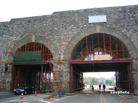 资料图:建于明代的南京中山门城墙,经历几百年的风雨,加上作为沪宁高速公路南京的入口出,墙体部分出现了开裂现象,为了保护明城墙,南京市开始对南京中山门城墙进行维护,对其进行加固。 资料图:建于明代的南京中山门城墙,经历几百年的风雨,加上作为沪宁高速公路南京的入口出,墙体部分出现了开裂现象,为了保护明城墙,南京市开始对南京中山门城墙进行维护,对其进行加固。