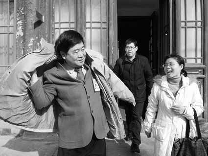记者招待会结束后,单霁翔匆忙赶往下一场会议 摄/记者李洁 记者招待会结束后,单霁翔匆忙赶往下一场会议 摄/记者李洁