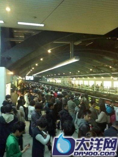 等车乘客 (网友提供) 等车乘客 (网友提供)