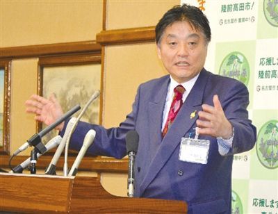 河村一直拒绝收回其言论。 河村一直拒绝收回其言论。