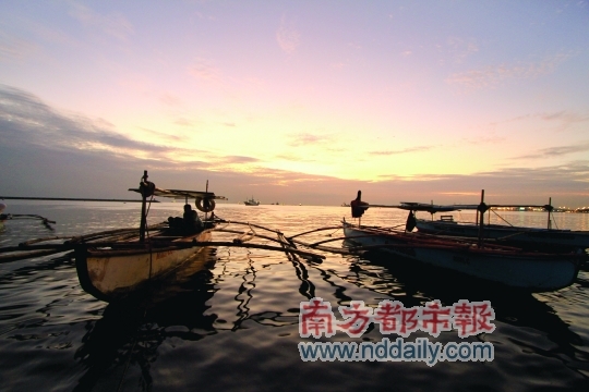 马尼拉湾日落时,海水、渔船和船工都被铺上了一层金黄色。 马尼拉湾日落时,海水、渔船和船工都被铺上了一层金黄色。